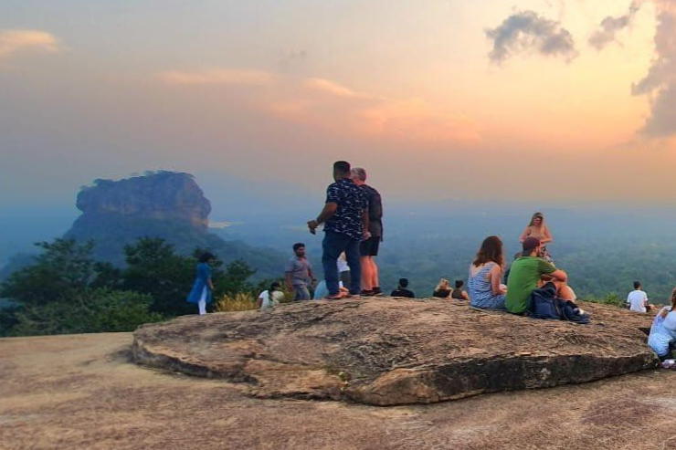 Blick von Pidurangala Blick vom Pidurangala Felsen auf den Lövenfelsen von Sigiriya bei Sonnenaufgang auf einer Rundreise mit SriLanka-Explorer