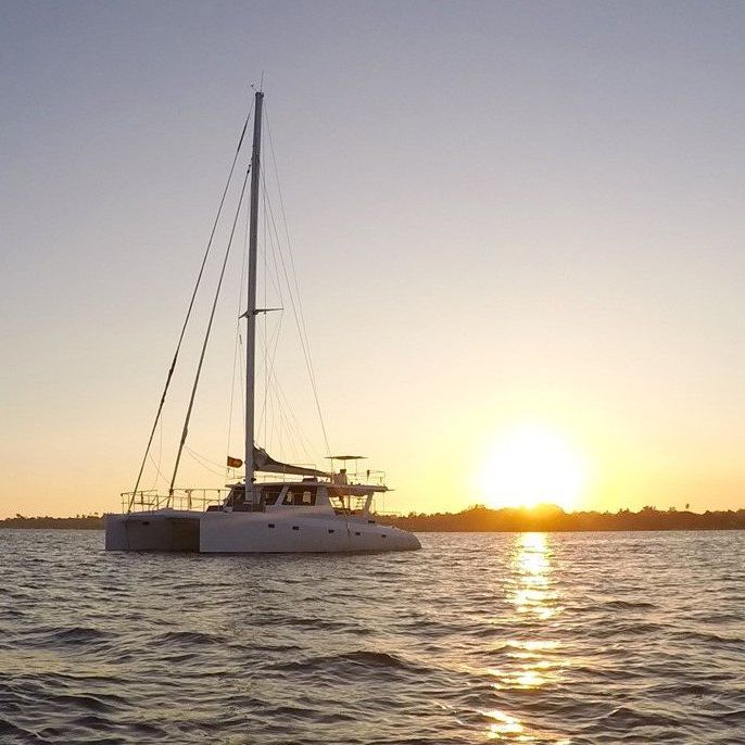 Segeln mit dem Katamaran vor der Küste von Sri Lanka