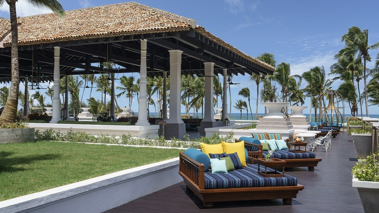 Eine Aussen Lounge des Shangri La Golf & Beach Resort in Hambantota Sri Lanka