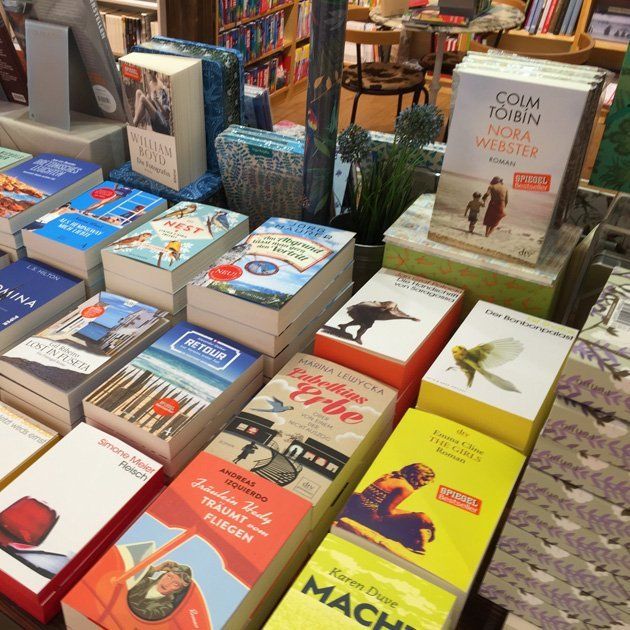 Verkaufstisch mit den Neuerscheinungen Taschenbuch