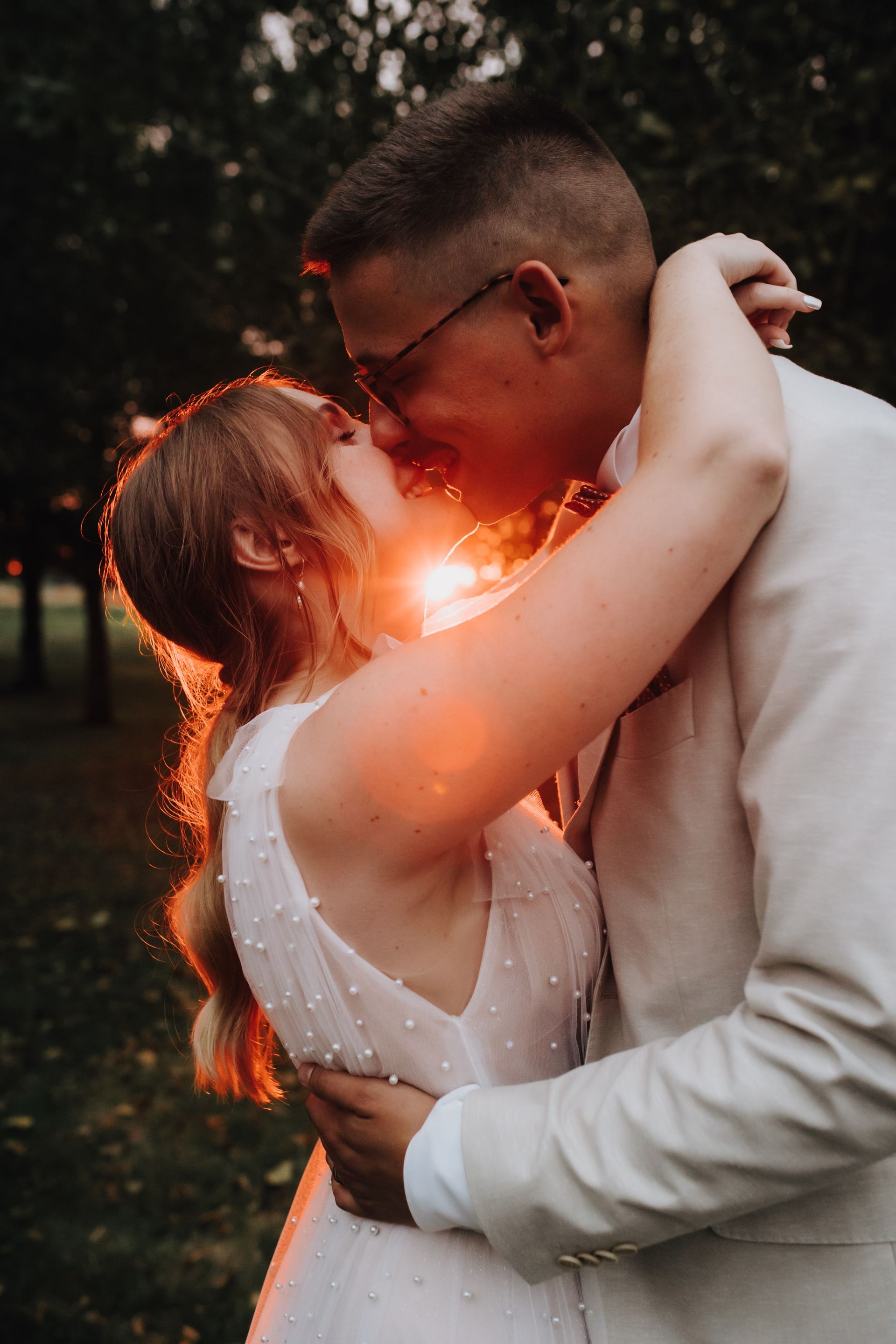 Sonnenuntergang Fotoshooting, küssendes Brautpaar im Boho Stil Hochzeitsfotograf Nadia Stradinger aus Köln - Hochzeitslocation Haus Piwipp in Dormagen