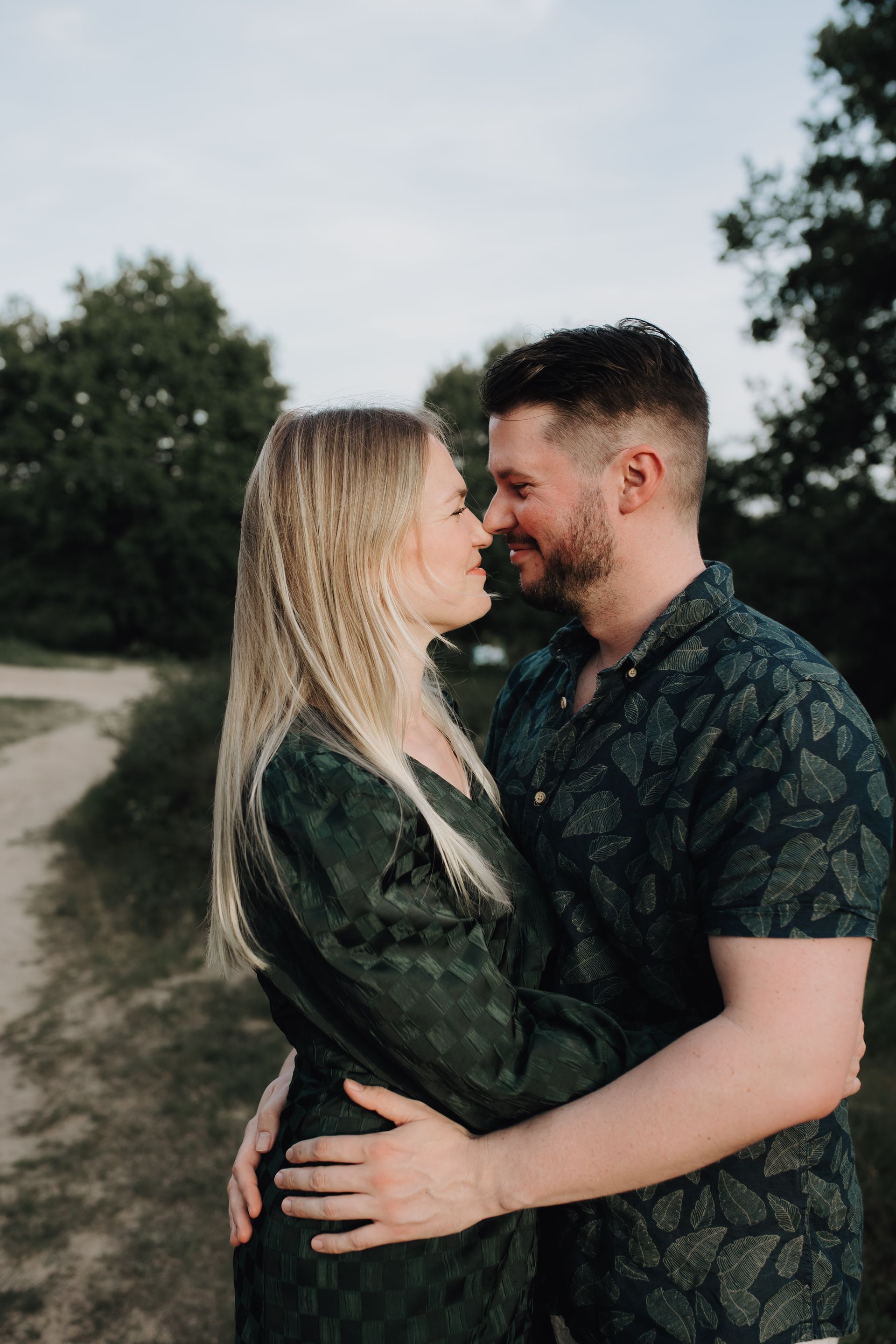 Verlobungsfotoshooting in Köln. Natürlich und authentisches Fotoshooting ohne gestellte Posen. Natürliche Aufnahmen in der Natur.