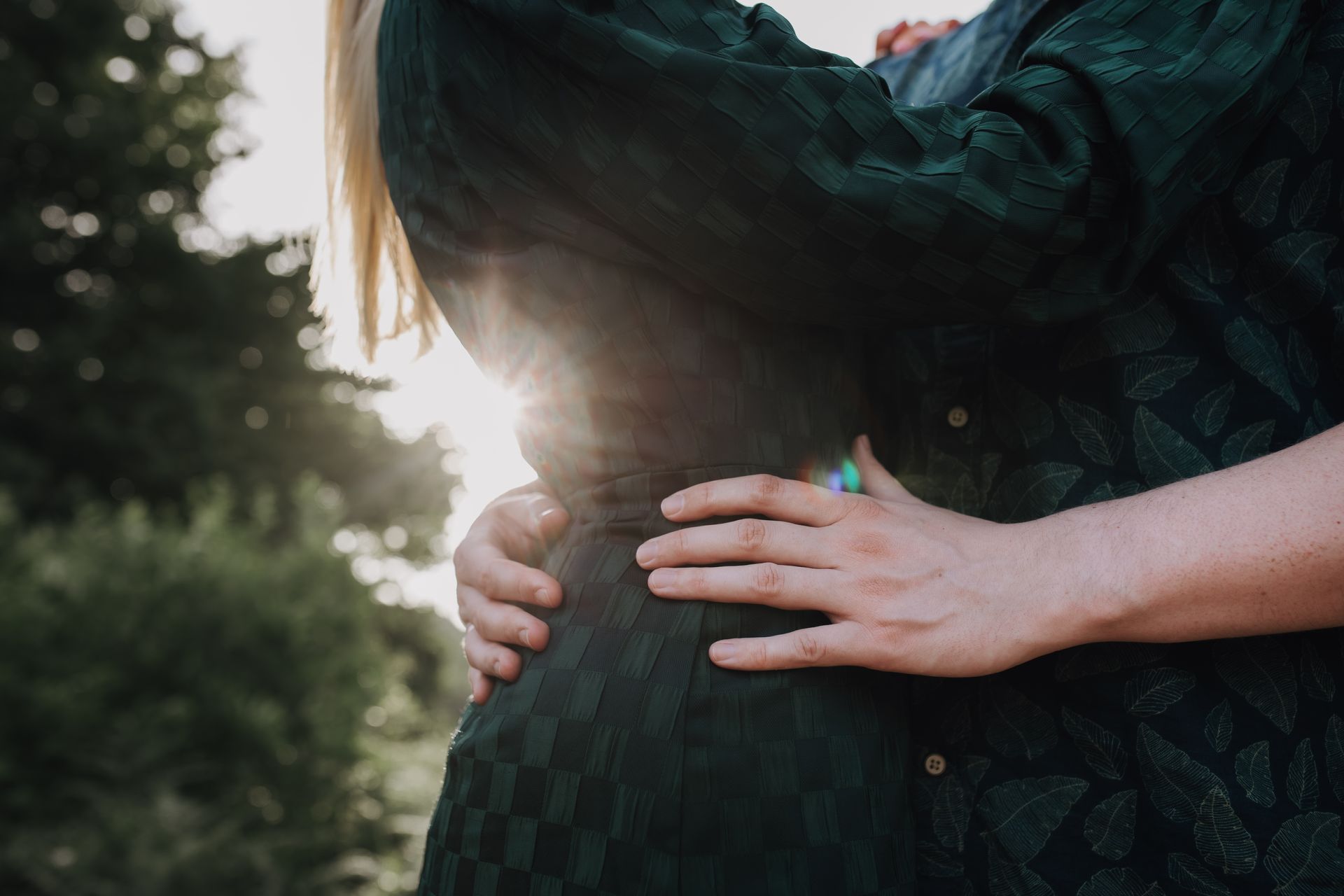 Detailaufnahme eines Pärchens bei einem Paarfotoshooting in Köln. Fotografin aus Köln.