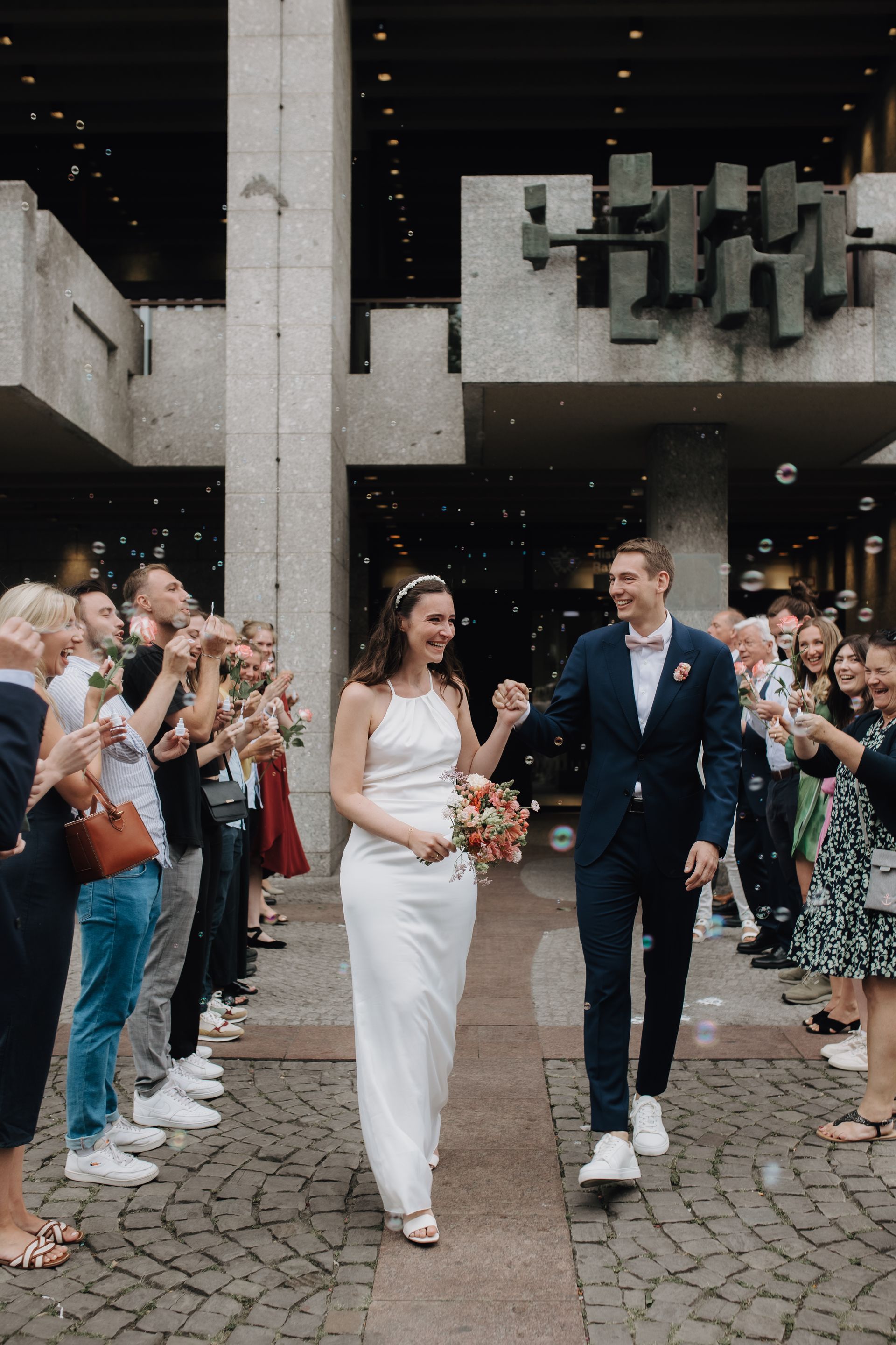 Standesamtliche Trauung in Köln in der Rentkammer. Hochzeitspaar nach dem Auszug mit Seifenblasen. Echte, authentische Hochzeitsfotografie. Standesamtliche Hochzeitfotografin aus Köln und Bergisch Gladbach