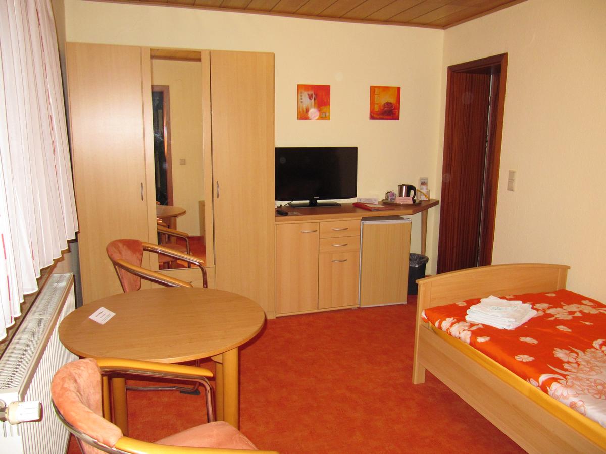 Einzelzimmer Schrank