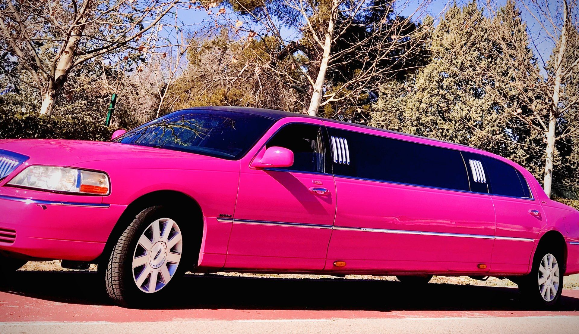 Alquiler limusina rosa Madrid Alquilar limusina rosa