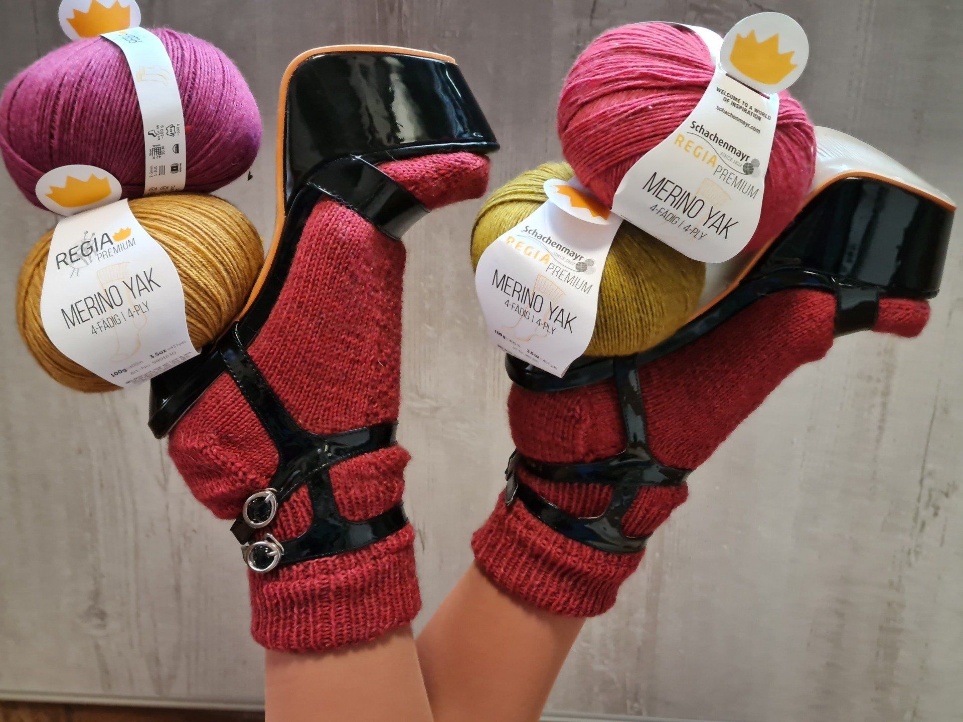 Krönchenwolle Hochwertige Merinowolle aus Südafrika trifft auf Yak! Merino. Durch den natürlichen Braunton der ungefärbten Yak-Fasern entsteht ein ganz besonderer Mélange-Effekt. Merino YAK lässt sich angenehm weich tragen und ist sehr wärmend. Es wirkt besonders hübsch in kleinen Fair Isle- und Zopfmustern. Lassen Sie sich verführen ;)