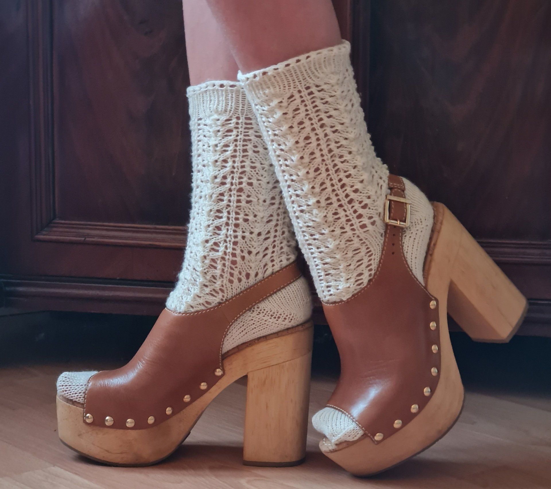 Regia Premium Silk -natur - 00002 REGIA Silk besteht aus einer hochwertigen Mischung aus Merinowolle und Seide. Ein absolut wunderbares Sockengarn, welches ist fein, glatt und gleichmäßig ist. Es ist traumhaft für wunderbare Strickprojekte. Es macht Spaß aus die hochwertigen Wolle tolle Socken, bis hin zu Pullovern und Tüchern zu stricken. Das Sockengarn ist fein, glatt und gleichmäßig. Durch den ungefärbten Seidenanteil im Garn entsteht eine ganz leichte Mélange-Optik, die der REGIA Silk eine besondere Note verleiht. Zusätzlich ist das Garn seidig weich, glänzend und temperaturausgleichend Ein richtig echter Luxus nicht nur für die Füße!