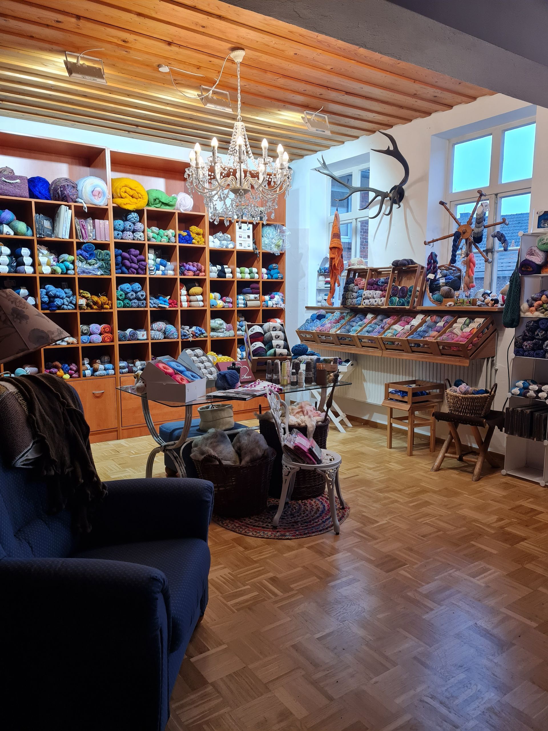 Unsere Öffnungszeiten ab September:  Dienstag und Donnerstag: 14:30h- 18:30h  Samstag: 12:00h -16:00h  Am Dienstag bieten wir einen freien Stricktreff bis 20:00h an.  Bitte beachten Sie, dass wir Markttermine ankündigen.  An diesen Wochenenden bleibt