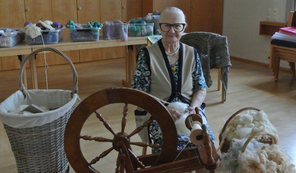 Gasthörerin am Spinnrad