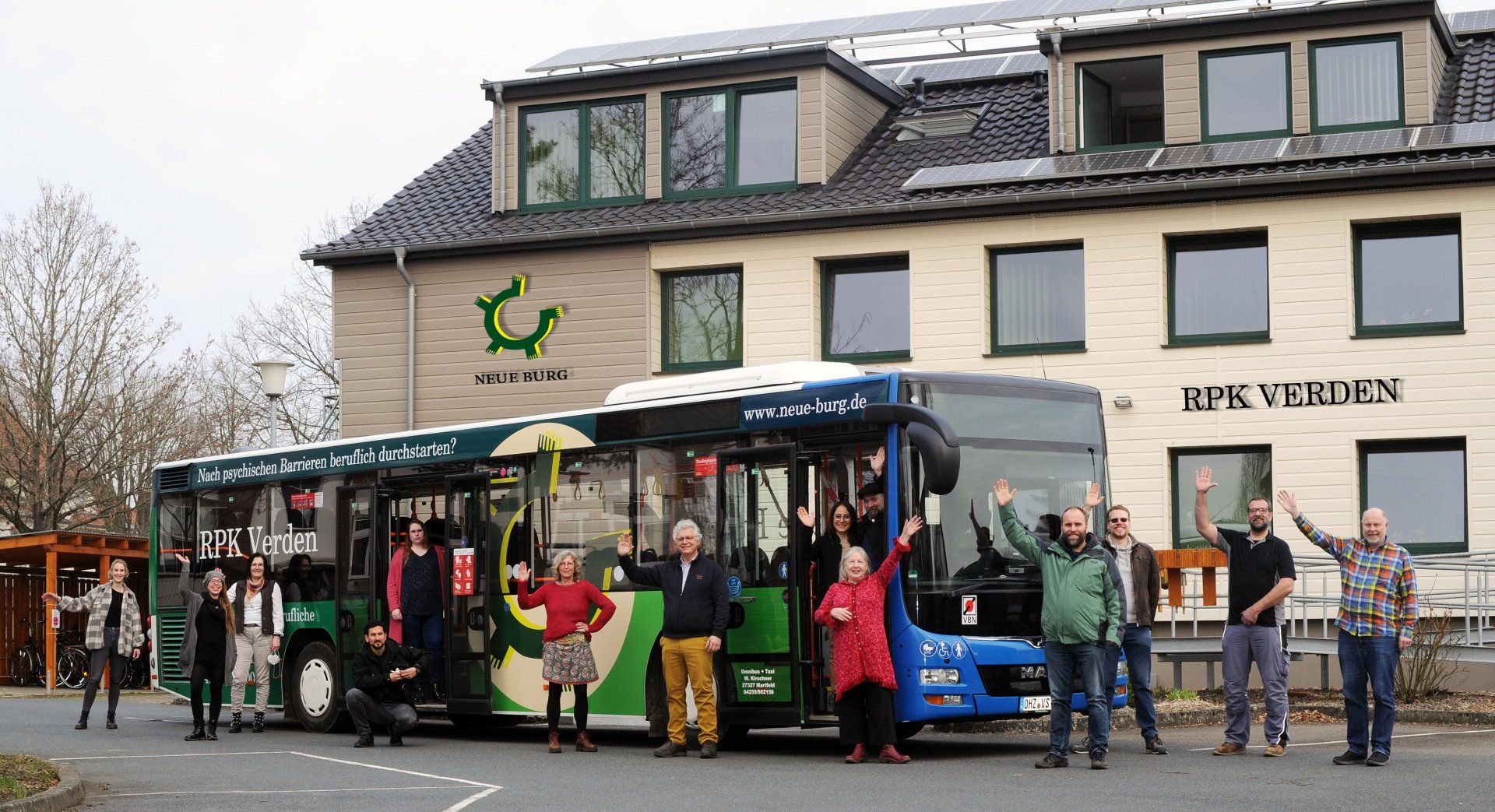 Gruppenfoto Team RPK Verden vor Bus
