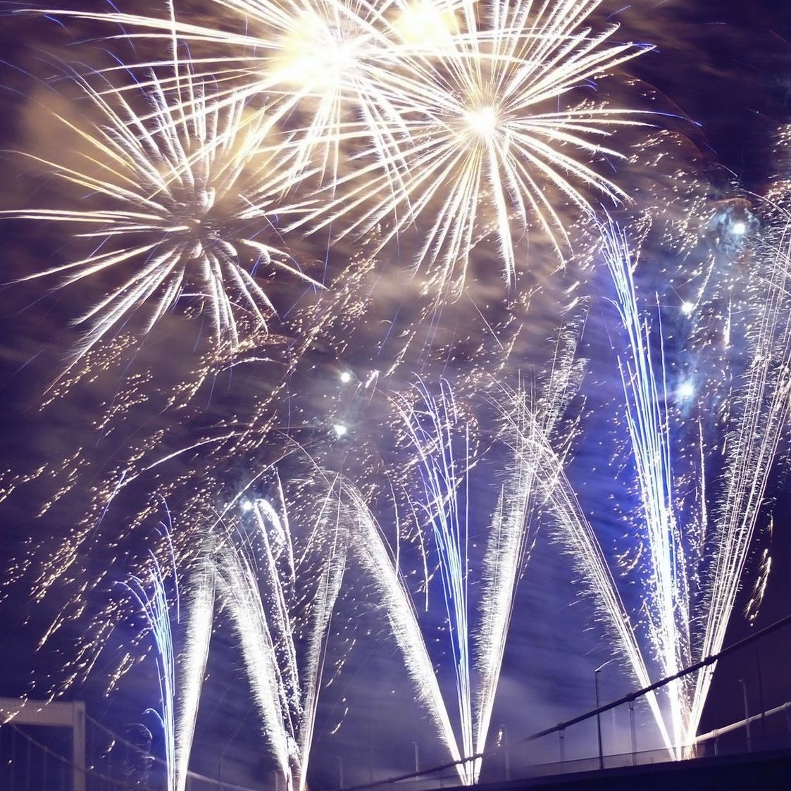 Aufnahme von einem bunten Feuerwerk