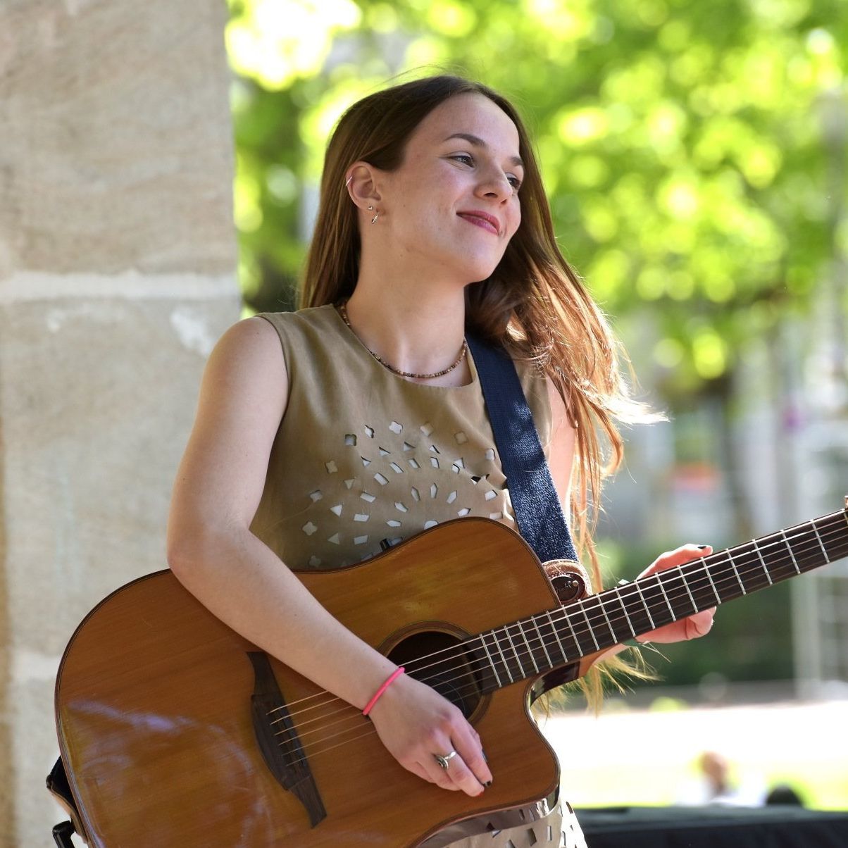 Die Sängerin NIA mit Gitarre