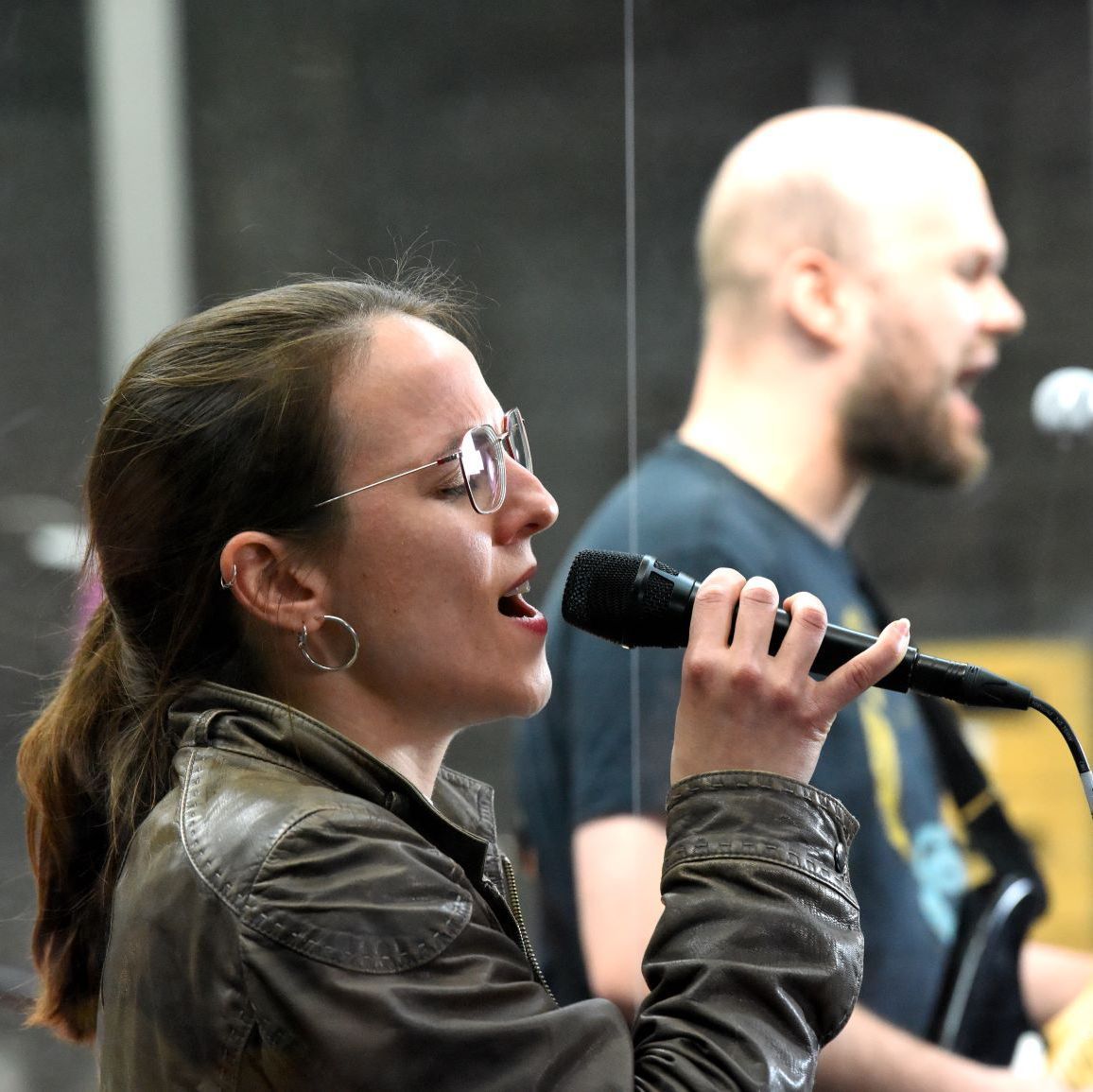 Zwei Sänger der gesamtkunstwerk-Band