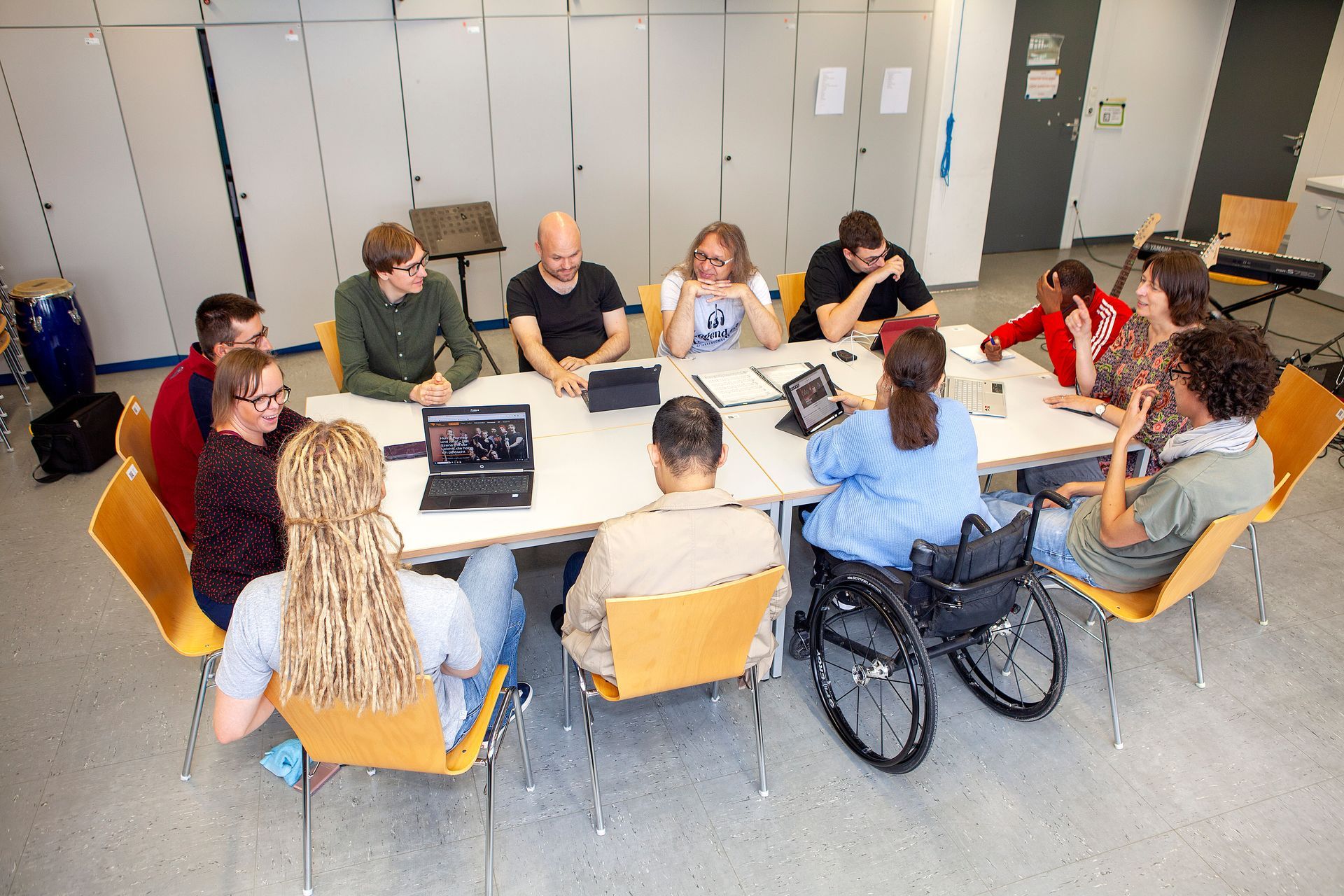Tonstudio13 Teilnehmer und Teilnehmerinnen sitzen um einen Tisch und besprechen neue Projekte und Konzerte. Fotorechte: Mathias Kolta