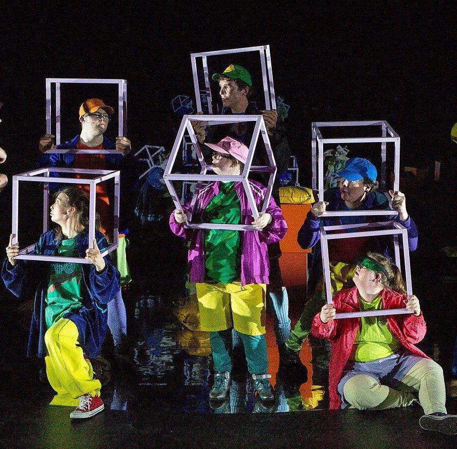 Gruppenbild auf der Bühne des Dortmunder Theaters