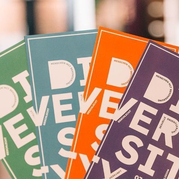Bunte Flyer der Diversity-Ausstellung
