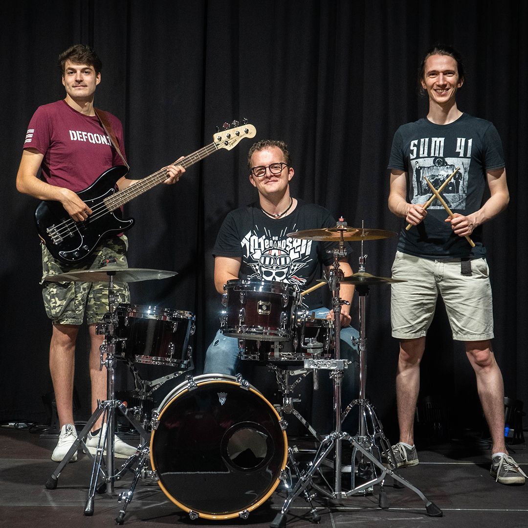 Foto von der Band Groove Chaos mit ihren drei Musikern