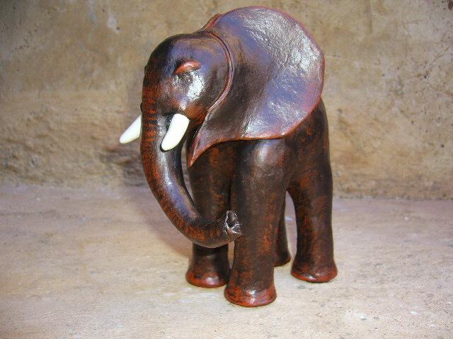Éléphant patine ébène défenses ivoire