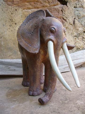 Sculptures Éléphant d'Afrique terre cuite défenses couleur ivoire