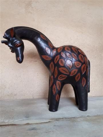 Girafes céramique terre patine bronze foncé ébène décor feuilles