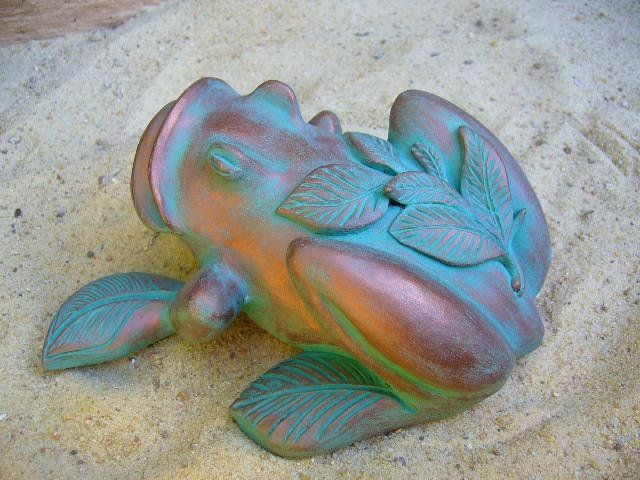 Grenouille terre Patinée Verte & Bronze feuilles sur le dos
