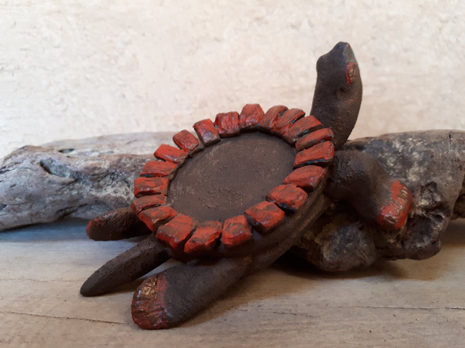 Tortue Grès brun & huile rouge Ref : 209 Dim : 17cm Prix : 40€