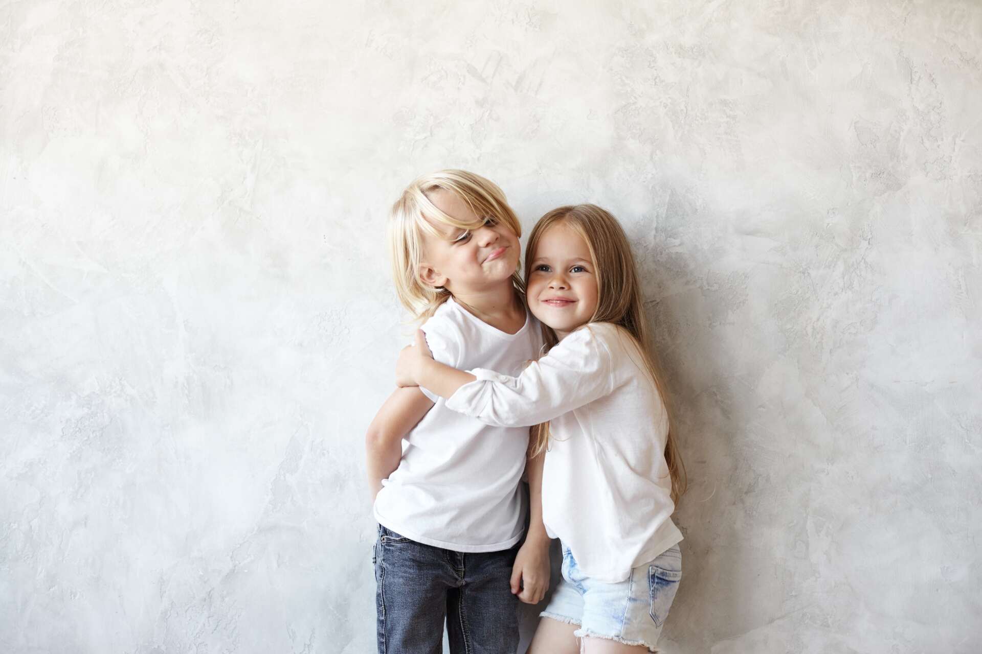 Zwei sich umarmende Kinder