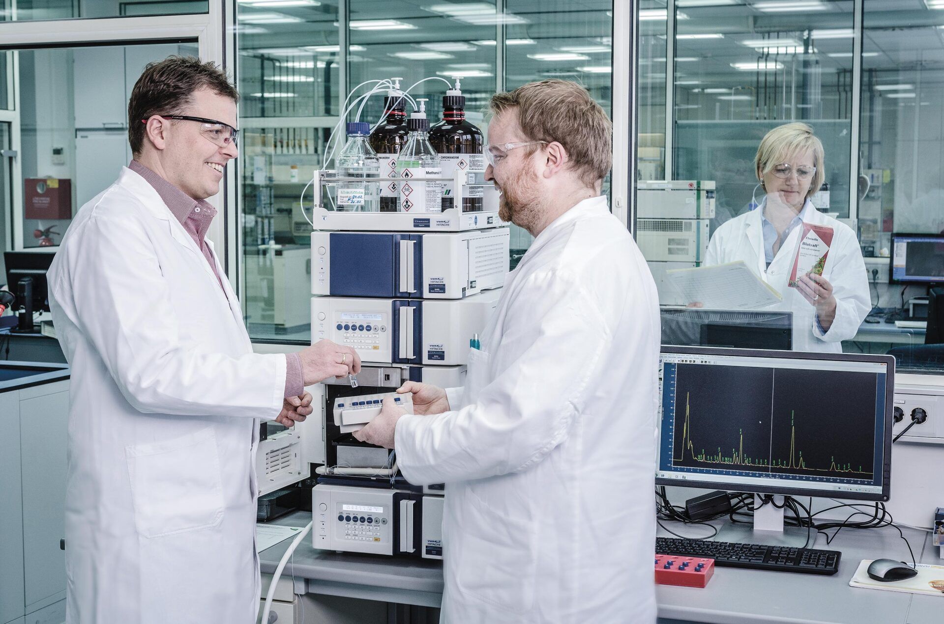 Zwei Männer und eine Frau, die in einem Labor arbeiten