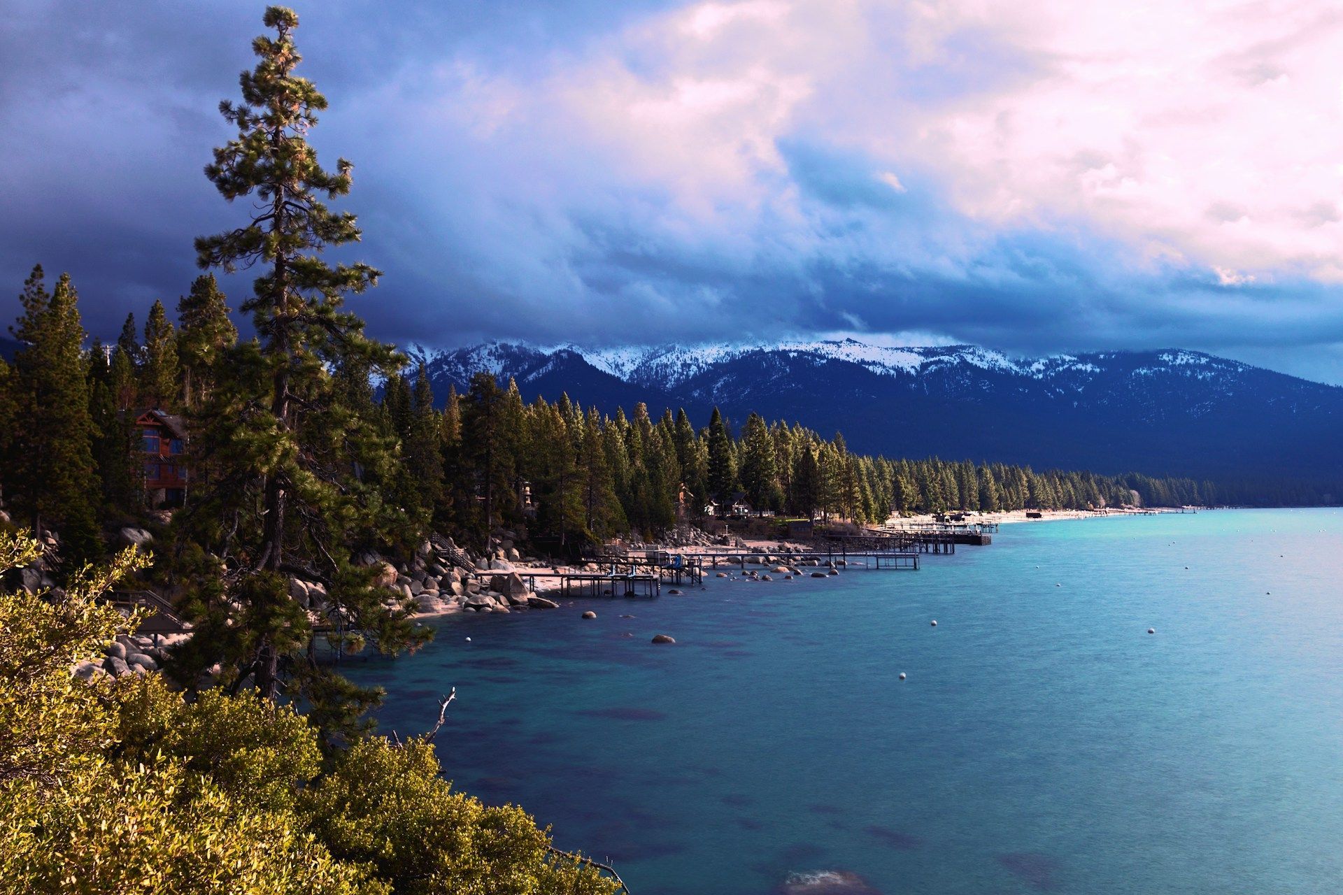 Lake Tahoe mit Bergkette