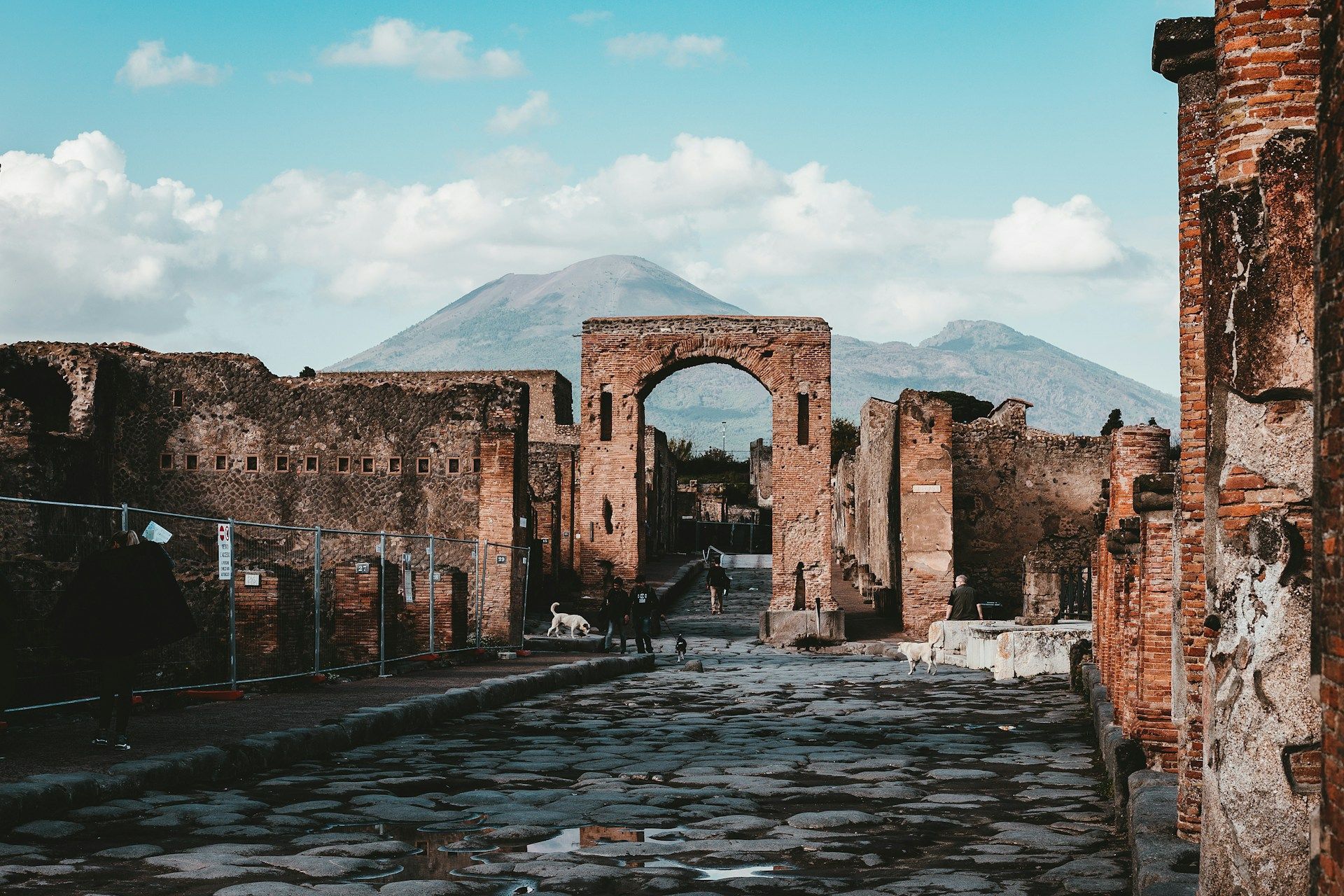 Ruinen von Pompeji mit Vesuv im Hintergrund