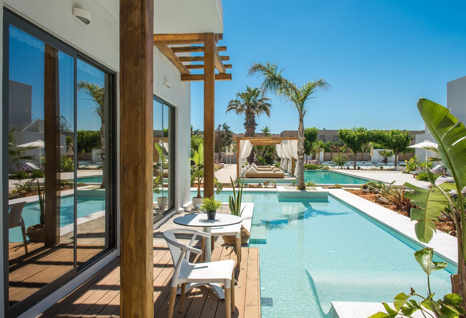 Paralos Lifestyle Beach Swim up