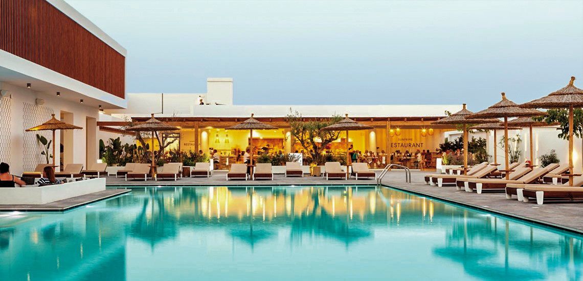 Poollandschaft mit Liegen