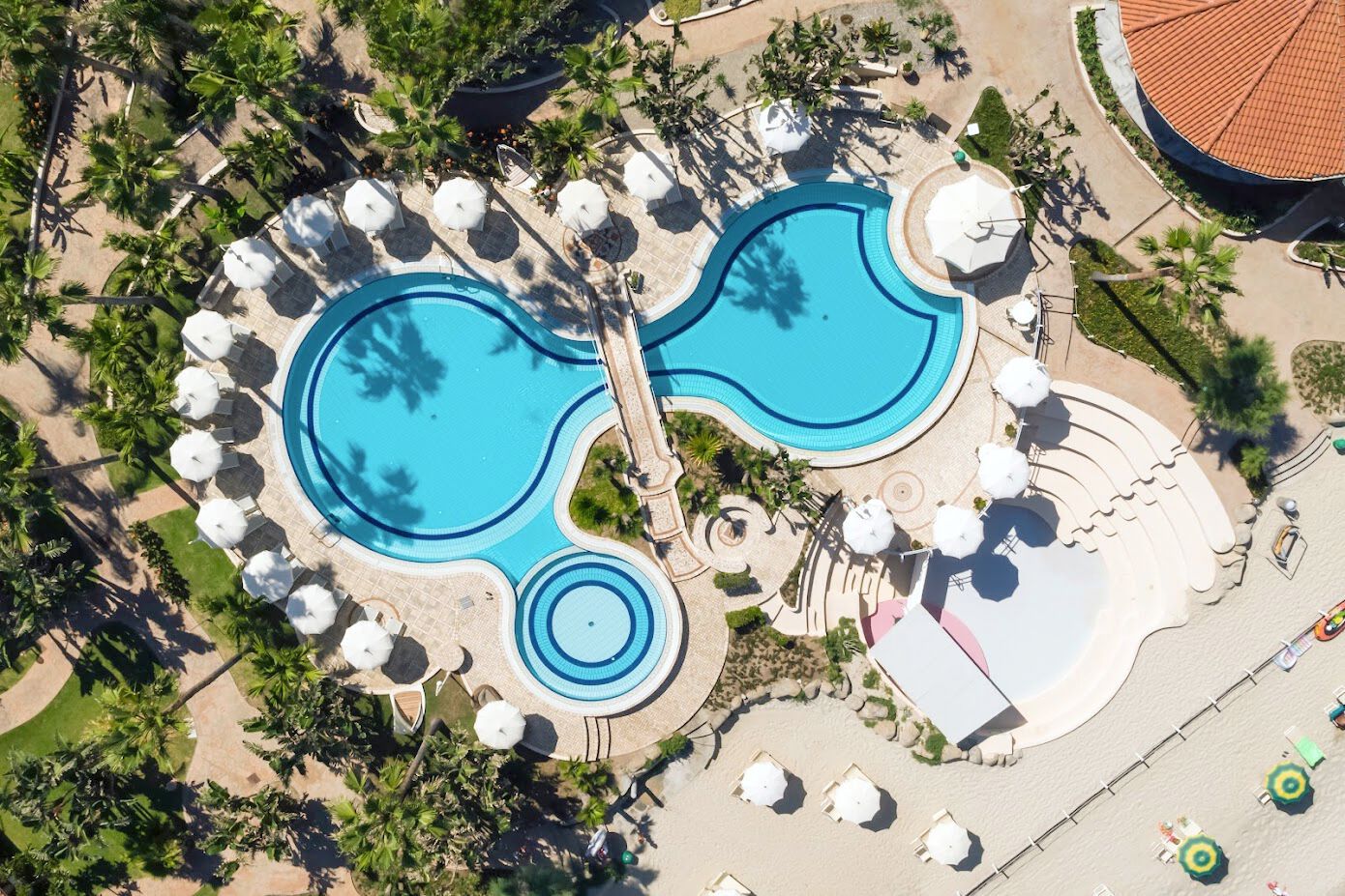 Poollandschaft des Strandresorts