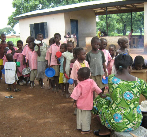 Mittagspause in der Schule Afrika, Entwicklungshilfe, Waisenhaus, Praktikum, Freiwillige, Freiwilligendienst, Ghana, Nasia, Grundschule, soziales Projekt, Hilfe für Afrika, Sozialpädagoge, Förderverein, Auslandsjahr, Praktikum in Afrika, Abenteuer, soziales Engagement, Spenden sammeln