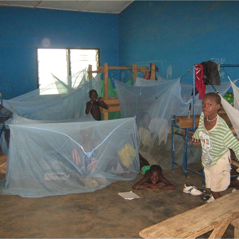 Schlafraum 2010 in alter Weberei Afrika, Entwicklungshilfe, Waisenhaus, Praktikum, Freiwillige, Freiwilligendienst, Ghana, Nasia, Grundschule, soziales Projekt, Hilfe für Afrika, Sozialpädagoge, Förderverein, Auslandsjahr, Praktikum in Afrika, Abenteuer, soziales Engagement, Spenden sammeln