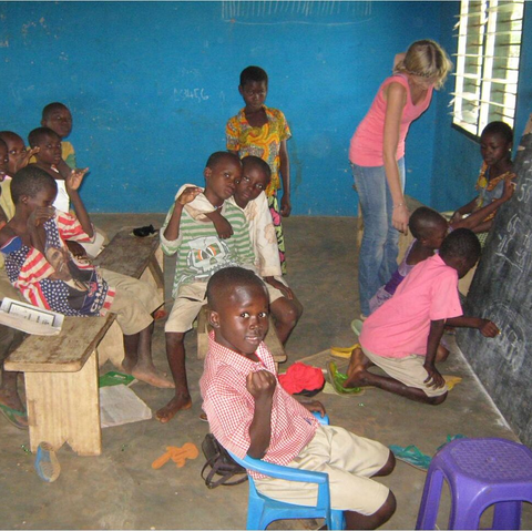 Alte Schule mit Volunteerin Jenny Afrika, Entwicklungshilfe, Waisenhaus, Praktikum, Freiwillige, Freiwilligendienst, Ghana, Nasia, Grundschule, soziales Projekt, Hilfe für Afrika, Sozialpädagoge, Förderverein, Auslandsjahr, Praktikum in Afrika, Abenteuer, soziales Engagement, Spenden sammeln
