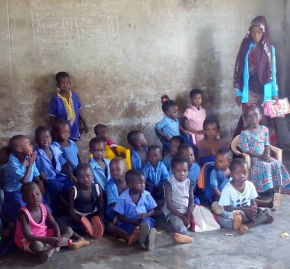 Unterricht in der Grundschule an der großen Wandtafel Afrika, Entwicklungshilfe, Waisenhaus, Praktikum, Freiwillige, Freiwilligendienst, Ghana, Nasia, Grundschule, soziales Projekt, Hilfe für Afrika, Sozialpädagoge, Förderverein, Auslandsjahr, Praktikum in Afrika, Abenteuer, soziales Engagement, Spenden sammeln