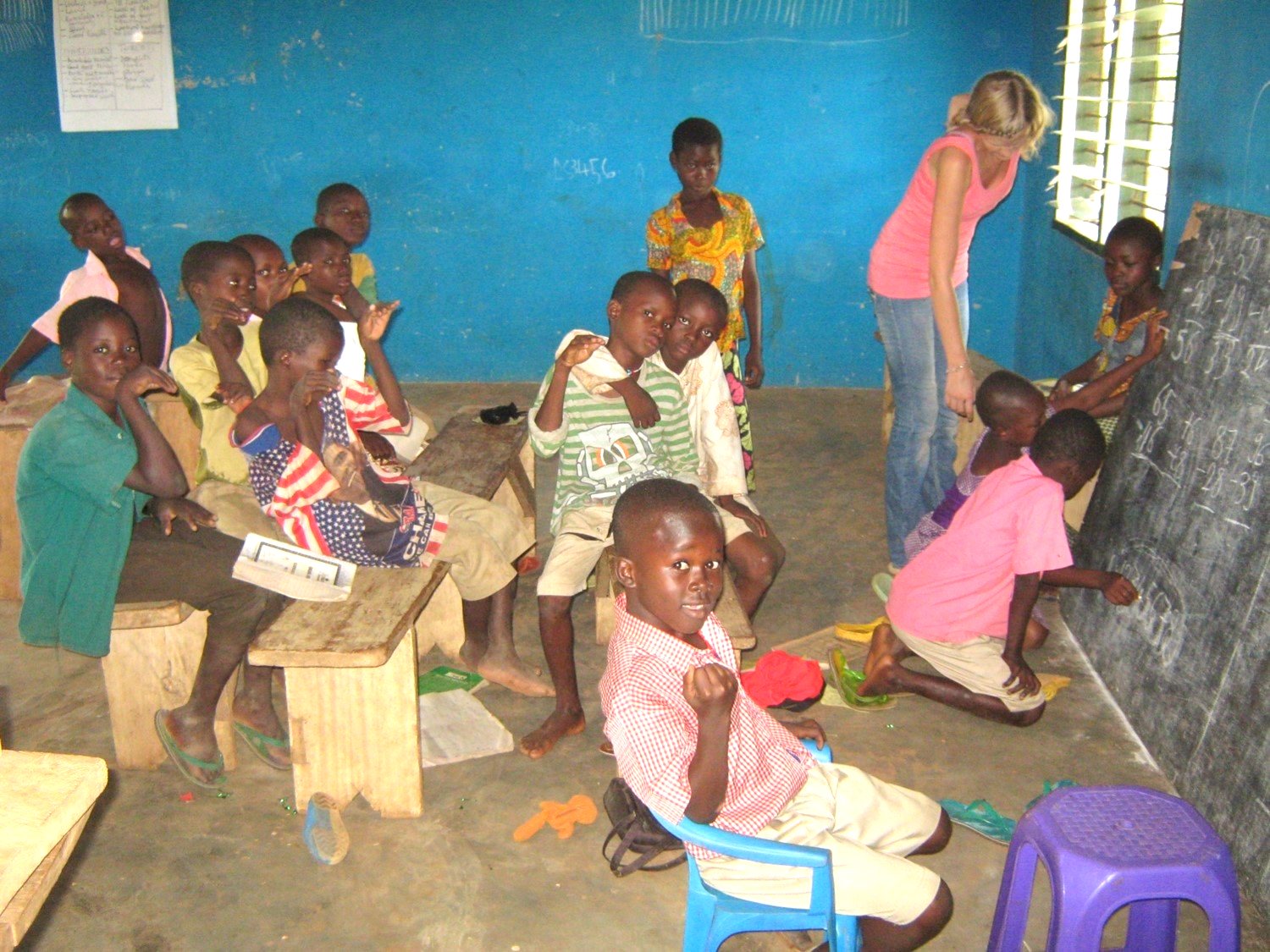 Volunteer Jenny am Rand eines Fußballturniers Afrika, Entwicklungshilfe, Waisenhaus, Praktikum, Freiwillige, Freiwilligendienst, Ghana, Nasia, Grundschule, soziales Projekt, Hilfe für Afrika, Sozialpädagoge, Förderverein, Auslandsjahr, Praktikum in Afrika, Abenteuer, soziales Engagement, Spenden sammeln