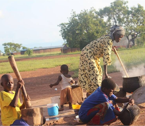 Die Kinder unterstützen die Köchin Afrika, Entwicklungshilfe, Waisenhaus, Praktikum, Freiwillige, Freiwilligendienst, Ghana, Nasia, Grundschule, soziales Projekt, Hilfe für Afrika, Sozialpädagoge, Förderverein, Auslandsjahr, Praktikum in Afrika, Abenteuer, soziales Engagement, Spenden sammeln