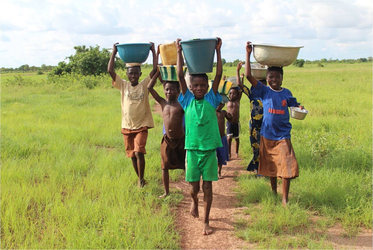 Wasserholen vom Fluss Afrika, Entwicklungshilfe, Waisenhaus, Praktikum, Freiwillige, Freiwilligendienst, Ghana, Nasia, Grundschule, soziales Projekt, Hilfe für Afrika, Sozialpädagoge, Förderverein, Auslandsjahr, Praktikum in Afrika, Abenteuer, soziales Engagement, Spenden sammeln
