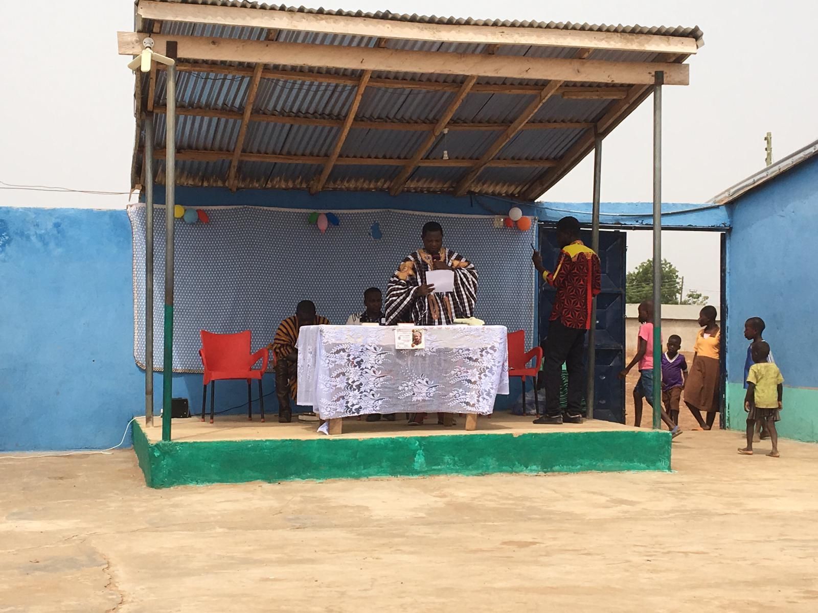 Ärztin horcht ein Kind ab Medizinische Versorgung, Afrika, Ärztin