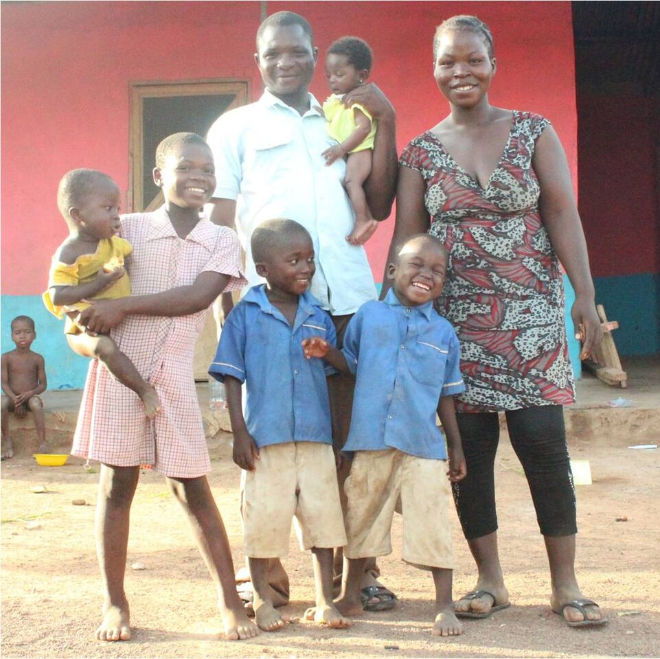Älteres Bild: Samuel mit Adeline, Jocelyn, Florence mit Benaiah, Zwillinge Hezekiah & Ezekiel (Christa ist hier noch nicht geboren) Afrika, Entwicklungshilfe, Waisenhaus, Praktikum, Freiwillige, Freiwilligendienst, Ghana, Nasia, Grundschule, soziales Projekt, Hilfe für Afrika, Sozialpädagoge, Förderverein, Auslandsjahr, Praktikum in Afrika, Abenteuer, soziales Engagement, Spenden sammeln