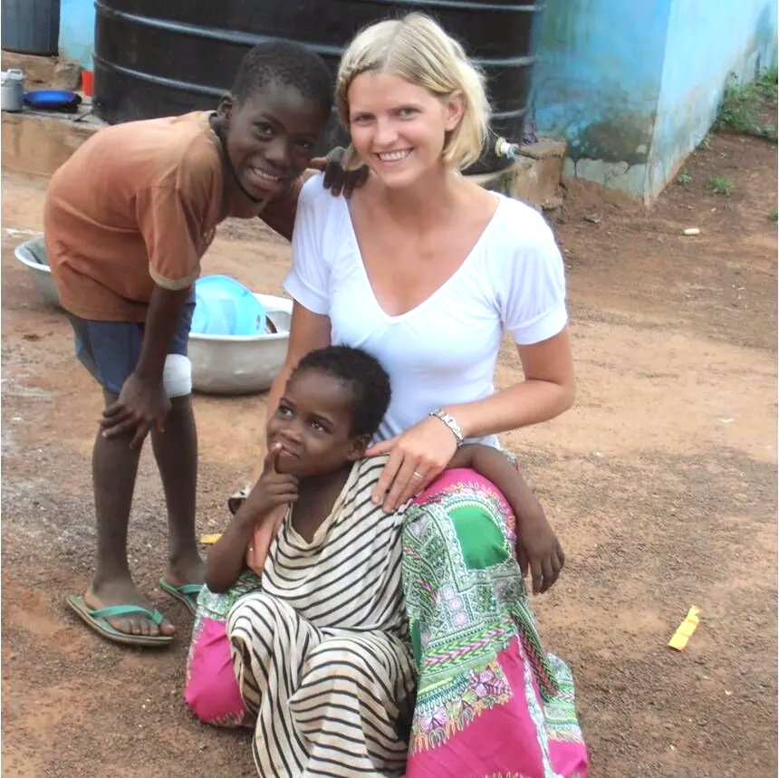 Volunteer Jenny in einem traditionellen Rock Afrika, Entwicklungshilfe, Waisenhaus, Praktikum, Freiwillige, Freiwilligendienst, Ghana, Nasia, Grundschule, soziales Projekt, Hilfe für Afrika, Sozialpädagoge, Förderverein, Auslandsjahr, Praktikum in Afrika, Abenteuer, soziales Engagement, Spenden sammeln