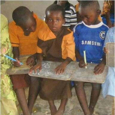 Unterricht in der Grundschule Afrika, Entwicklungshilfe, Waisenhaus, Praktikum, Freiwillige, Freiwilligendienst, Ghana, Nasia, Grundschule, soziales Projekt, Hilfe für Afrika, Sozialpädagoge, Förderverein, Auslandsjahr, Praktikum in Afrika, Abenteuer, soziales Engagement, Spenden sammeln