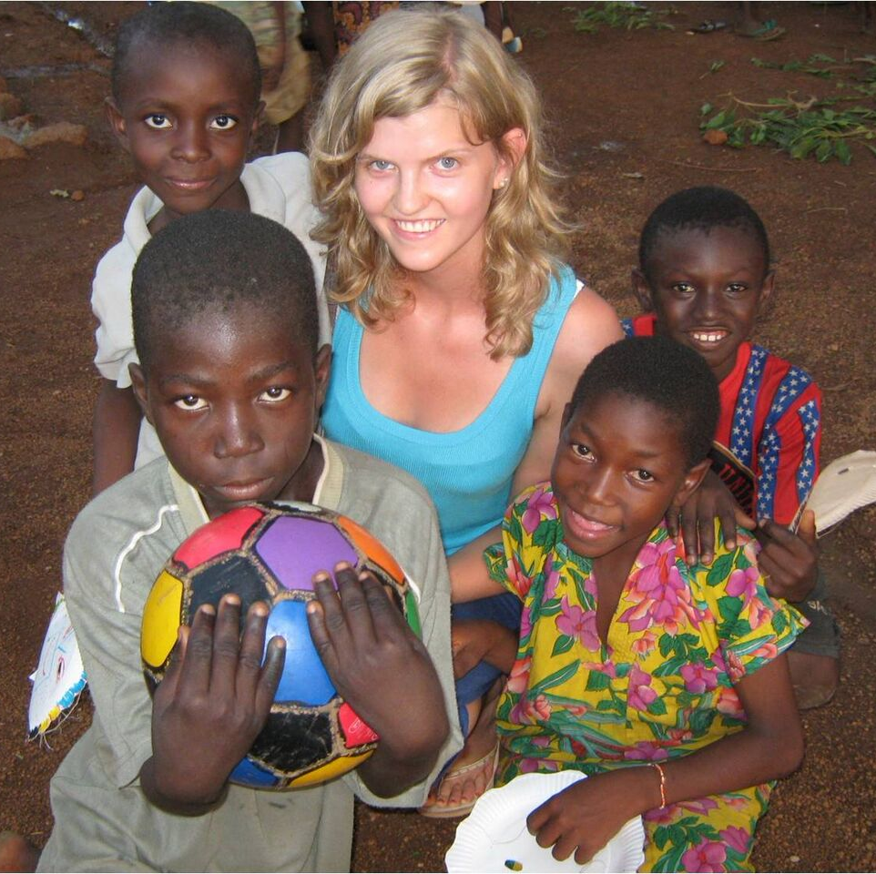 1. Vorsitzende Jennifer Kamm 2010 in Nasia Afrika, Entwicklungshilfe, Waisenhaus, Praktikum, Freiwillige, Freiwilligendienst, Ghana, Nasia, Grundschule, soziales Projekt, Hilfe für Afrika, Sozialpädagoge, Förderverein, Auslandsjahr, Praktikum in Afrika, Abenteuer, soziales Engagement, Spenden sammeln