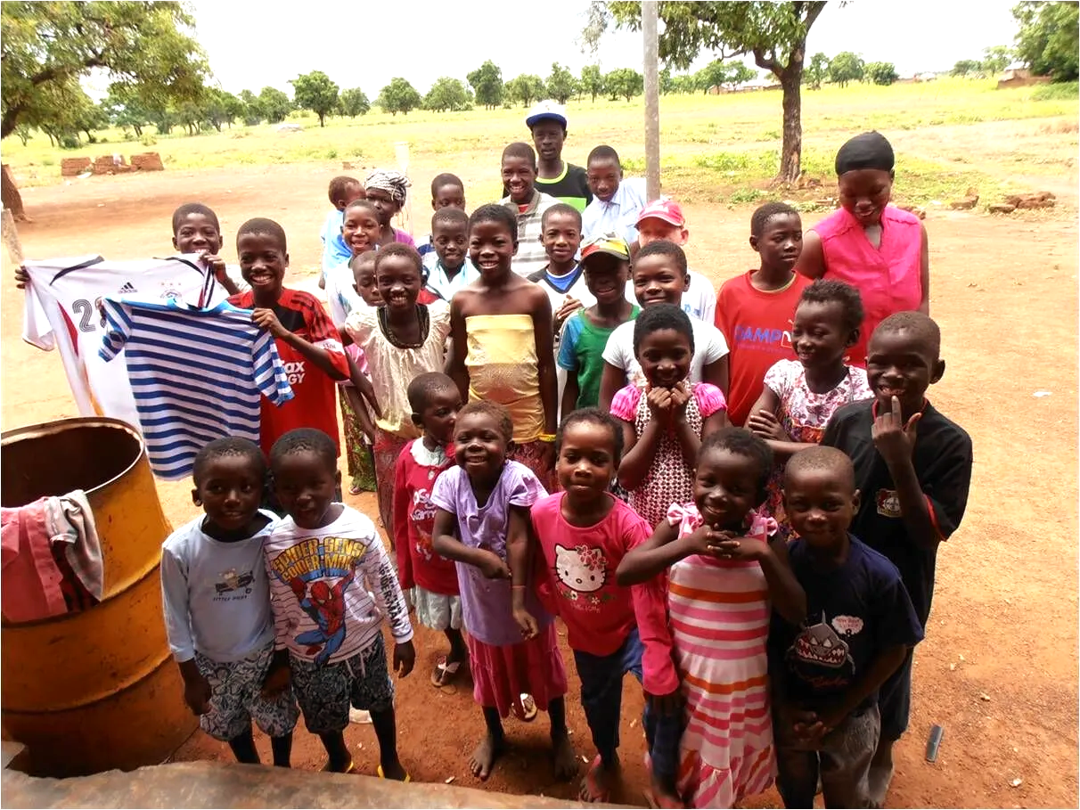 Volunteers bringen neue Kleidung aus Deutschland mit