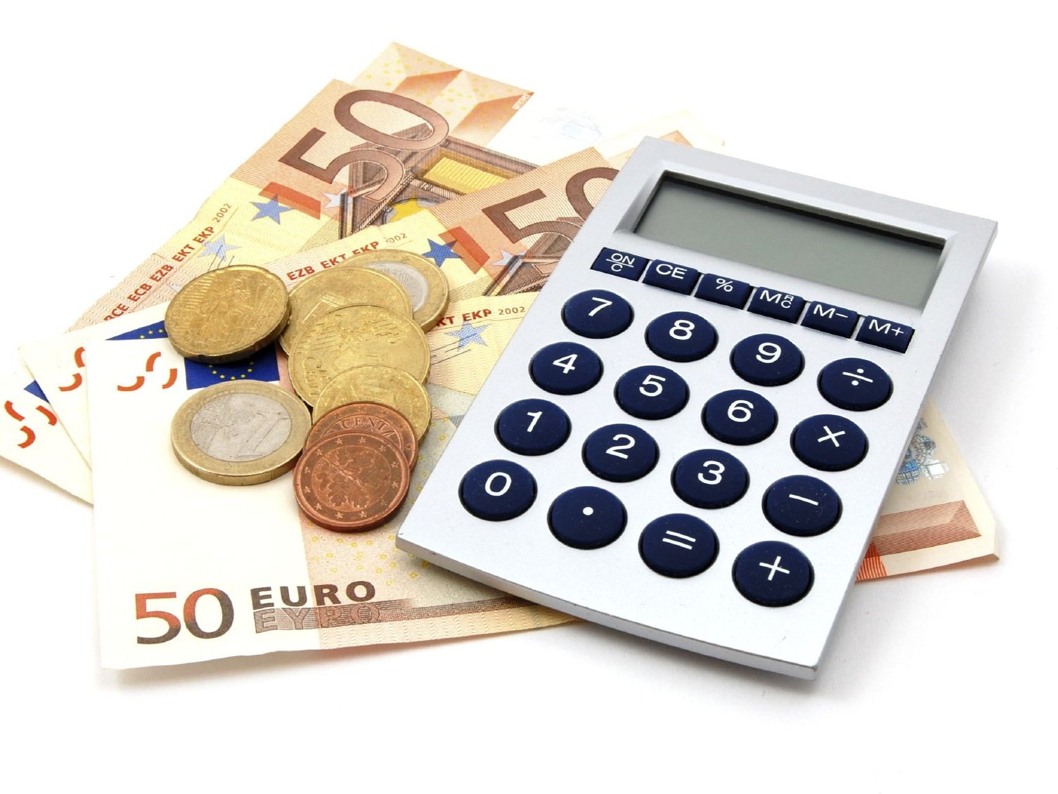 Auf einem 50 Euro Schein liegen Euromünzen und ein Taschenrechner