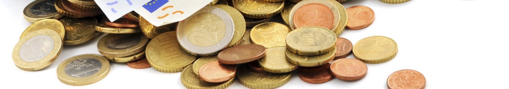 Ein  Haufen Euromünzen, bunt durcheinander gewürfelt.