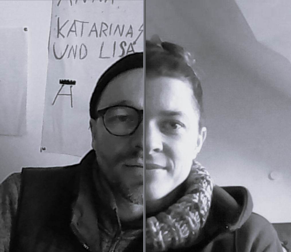 Anne von Deckert steht in den Wolken, bekleidet mit einem gelben Friesennerz.